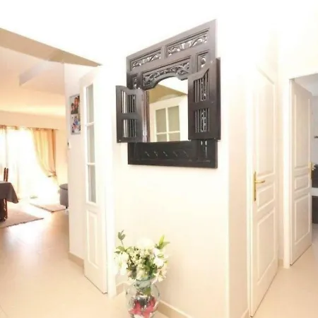 Apartman Flora 2 *
