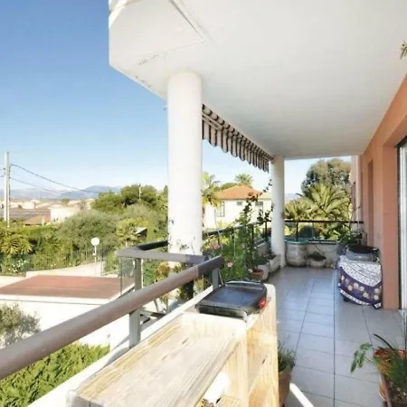 Apartman Flora 2 *